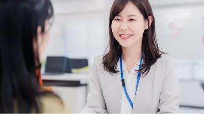 相談をするスーツ姿の女性。
