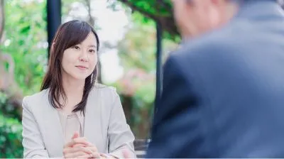 相談をする様子。
