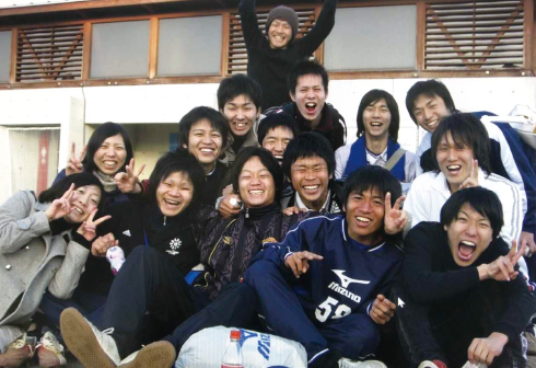 草サッカーチームを一緒に立ち上げた高校時代の同級生たち(平岡さん:前から3列目右端)