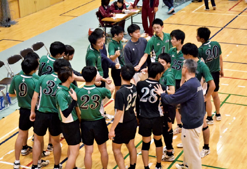 バレーボール部主将時代(江﨑さん:写真中央で呼びかけている選手)