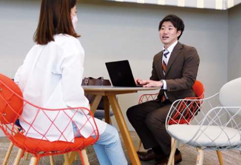 部下との面談(撮影時のみマスクを外しています)