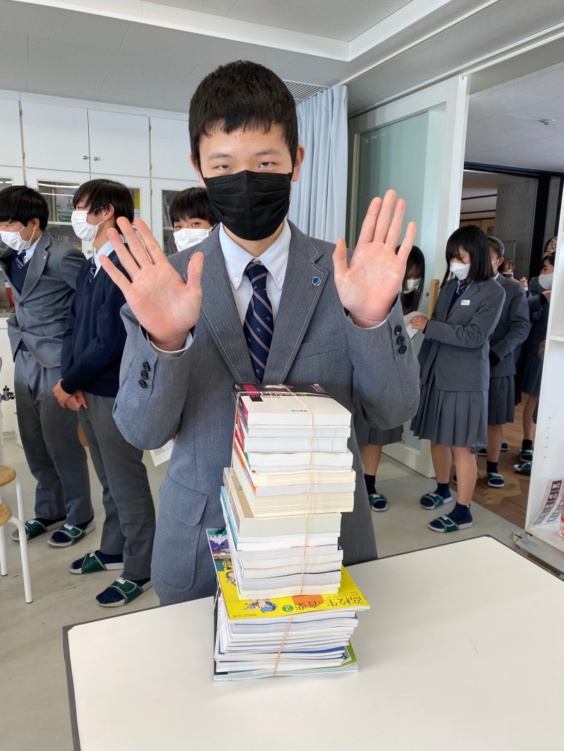 高校1年生は新年度用の教科書・副教材の販売を行いました！ | 高校