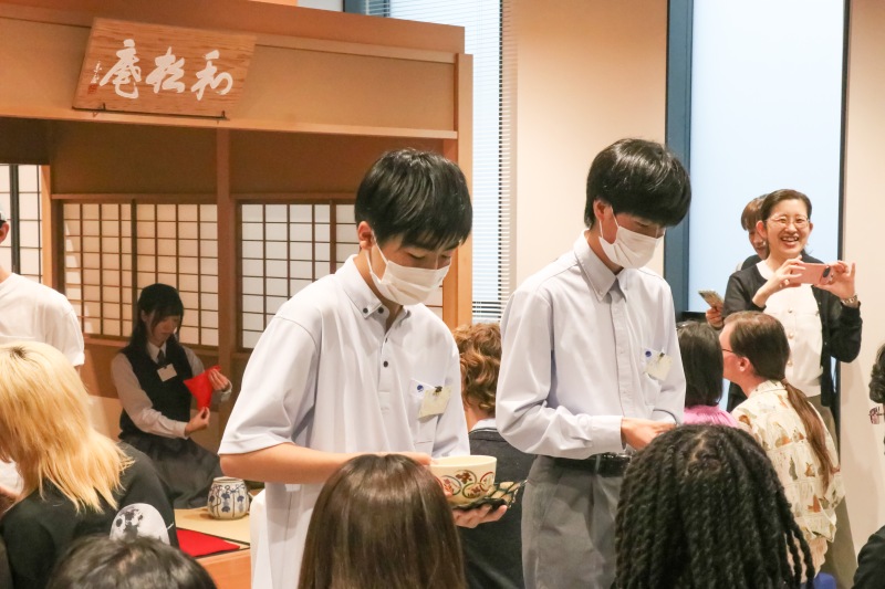 広島修道大学の外国人留学生を対象に茶道体験を実施しました