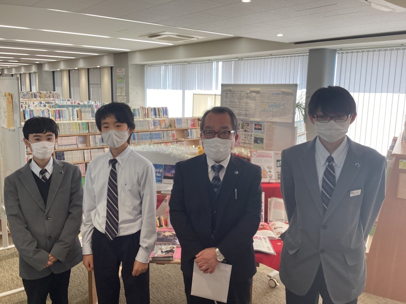 図書館長である白岩校長先生と記念写真!